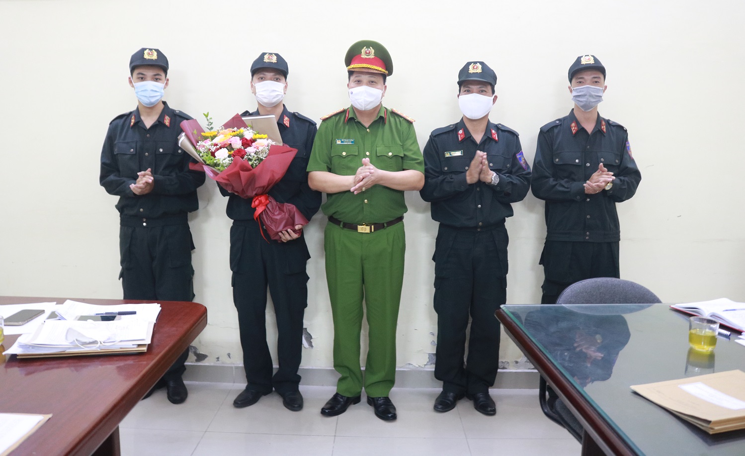 Biểu dương tinh thần xung phong của CBCS Phòng Cảnh sát Cơ động tham gia cao điểm cấp CCCD điện tử